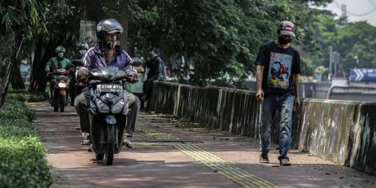 Aksi Pemotor Ambil Hak Pejalan Kaki