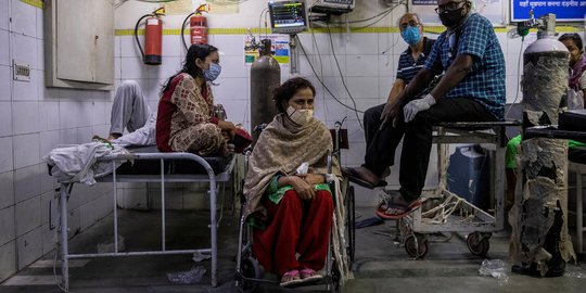 CEK FAKTA: Hoaks Foto Wanita India Gunakan Oksigen di Jalan saat Pandemi Covid-19