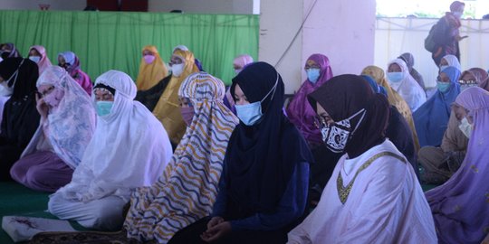 Gelar Salat Gaib, Istri Awak KRI Nanggala-402 Berharap Masih Ada Keajaiban