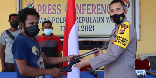 5 Anggota KKB Kepulauan Yapen Papua Serahkan Diri dan 4 Pucuk Senjata serta Amunisi