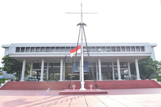 tni al kibarkan bendera merah putih setengah tiang