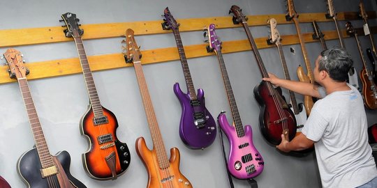 musisi indonesia jual alat musik untuk bertahan hidup