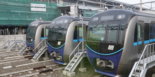 Tambah Pendapatan, MRT Jakarta Bakal Jual Sandal di Stasiun