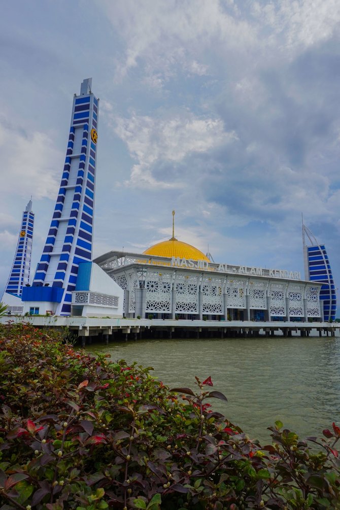 masjid al alam masjid terapung di teluk kendari