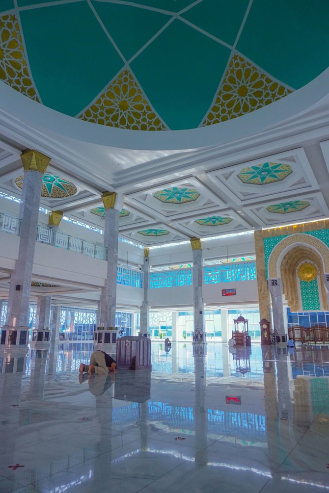 masjid al alam masjid terapung di teluk kendari