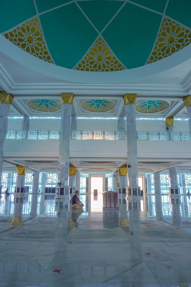 masjid al alam masjid terapung di teluk kendari