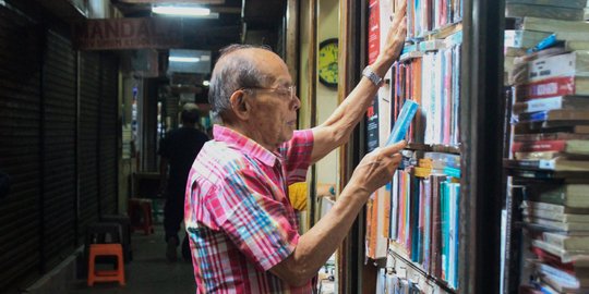 Berburu Buku Bekas di Pasar Palasari Bandung yang Melegenda