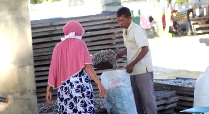 kisah haru anak penjual teri lolos tni ad orang tua menangis tak percaya