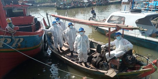 146 Kapal Nelayan Dikerahkan Bersihkan Ceceran Minyak di Laut Karawang
