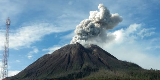 Sinabung Lontarkan Abu Vulkanis Setinggi 1.500 Meter