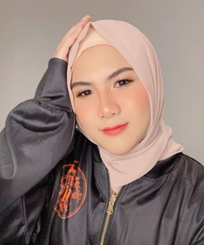 5 potret terbaru evelyn nada anjani mantan istri aming kini berhijab