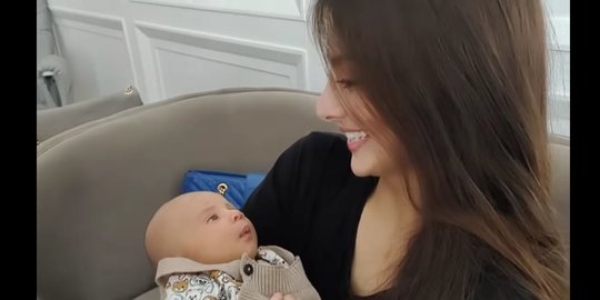 Potret Bule Cantik Gendong Anak Zaskia Curi Perhatian, Ternyata Tantenya Ukkasya