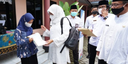 Ngantor di Desa Temuasri, Ipuk Terbitkan 527 Izin Usaha & 2.810 Dokumen Adminduk