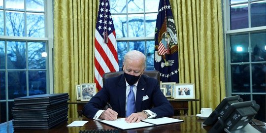Joe Biden Naikkan Upah Minimun Untuk Pegawai Kontrak Federal Jadi USD 15 Per Jam