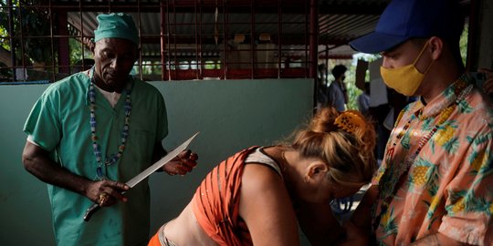 Dukun di Havana Kuba Ini Operasi Pasiennya dengan Golok