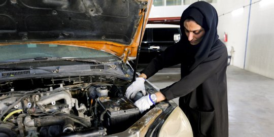 Suka Mobil dari Kecil, Perempuan Ini Jadi Montir Berjilbab di Uni Emirat Arab