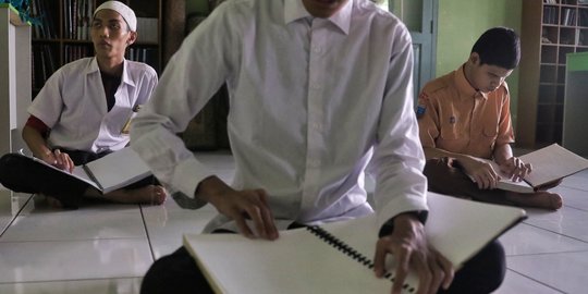 Kekhusyukan Santri Tunanetra Tadarus dengan Alquran Braille