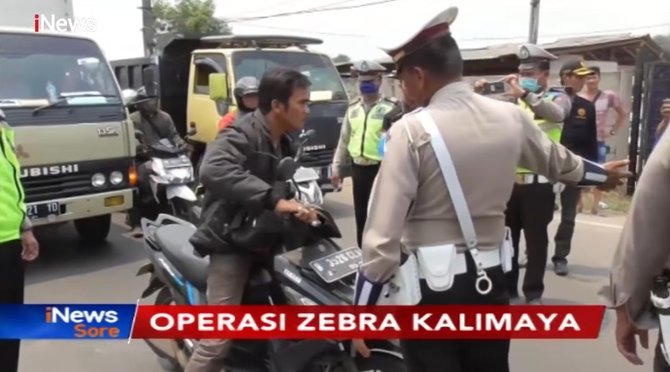 debt collector tolak dan marah saat dirazia polisi