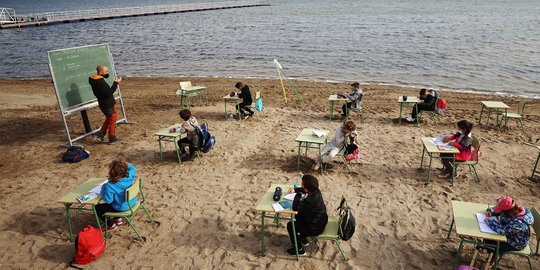 Serunya Anak-Anak Spanyol Belajar Tatap Muka di Pantai