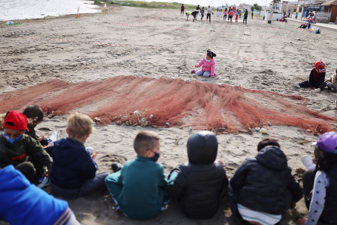 anak anak spanyol belajar tatap muka di pantai