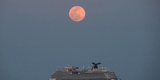 Melihat Keindahan Fenomena Super Pink Moon yang Menawan