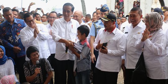 Tinjau Lokasi Gempa di Malang, Jokowi Beri Bantuan Rp50 Juta untuk Rumah Rusak Berat