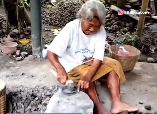 kisah nenek tunanetra kerja jadi pemecah batu tetap berbagi meski penghasilan minim