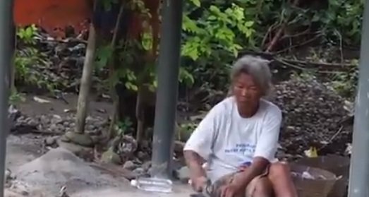 kisah nenek tunanetra kerja jadi pemecah batu tetap berbagi meski penghasilan minim