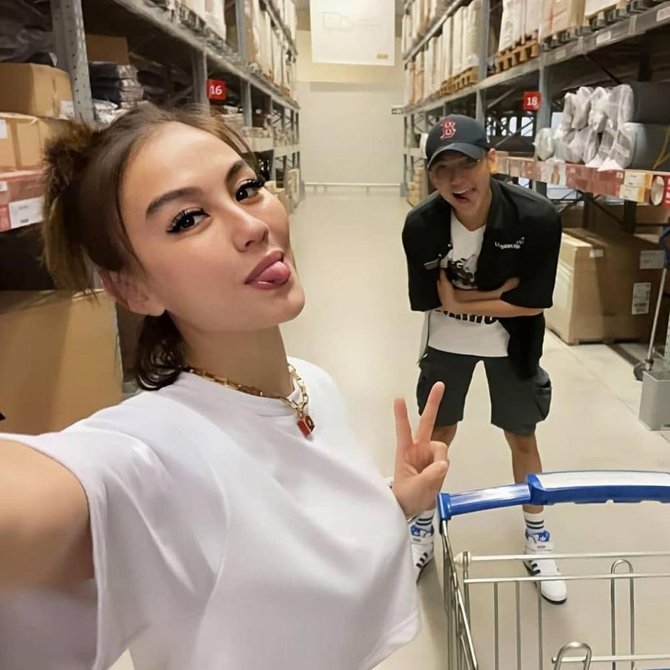 curi perhatian intip momen kebersamaan agnez mo dan adam rosyadi