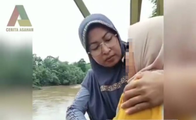 tuai pujian ibu ini peluk dan selamatkan wanita hendak bunuh diri di jembatan