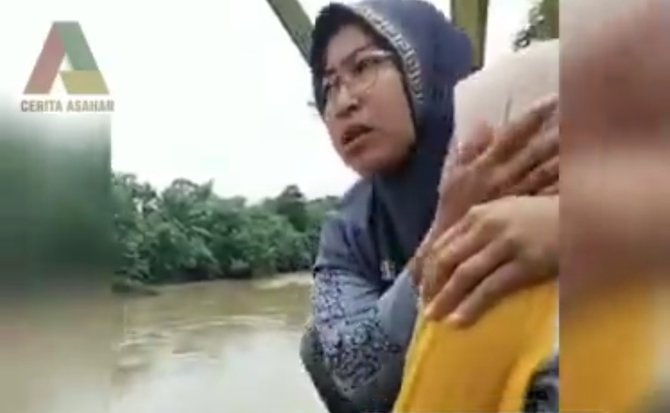 tuai pujian ibu ini peluk dan selamatkan wanita hendak bunuh diri di jembatan