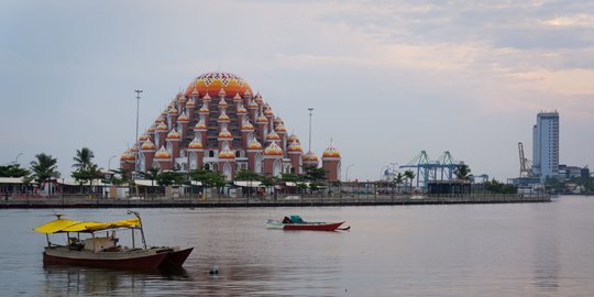 Pesona Masjid 99 Kubah Makassar di Tepi Pantai Losari