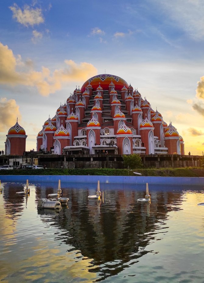 Pesona Masjid 99 Kubah Makassar Di Tepi Pantai Losari