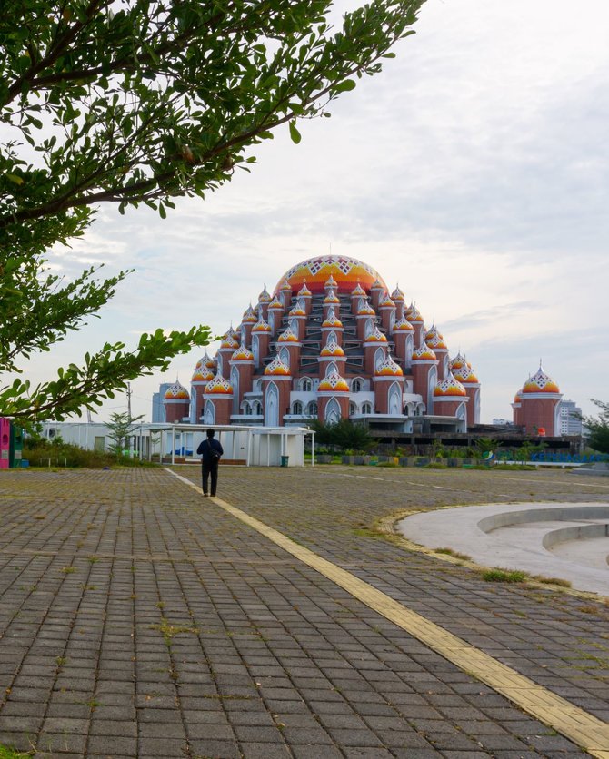 Pesona Masjid 99 Kubah Makassar Di Tepi Pantai Losari 