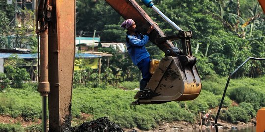 Pengeruk Sungai Ciliwung, Sang Pahlawan Siaga Banjir Jakarta