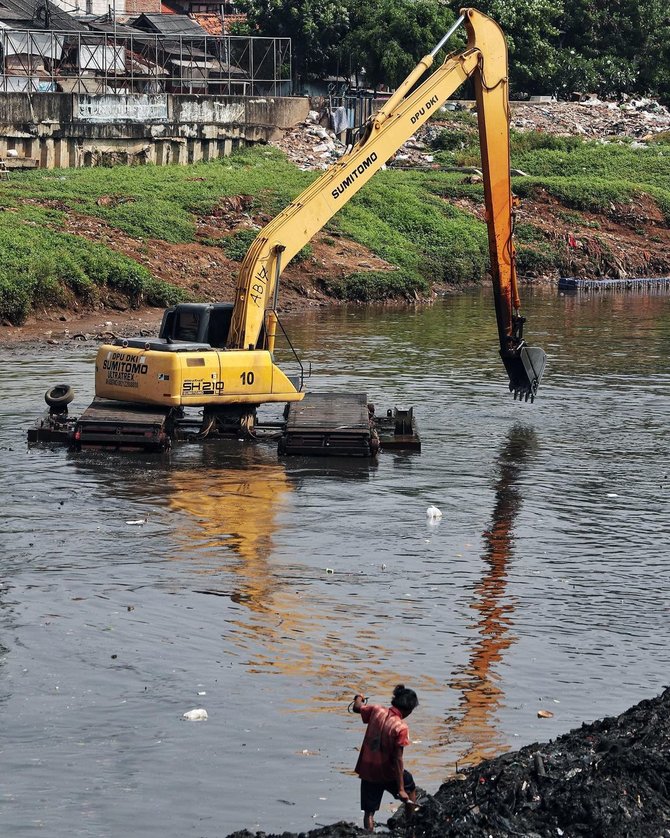 pengeruk sungai ciliwung