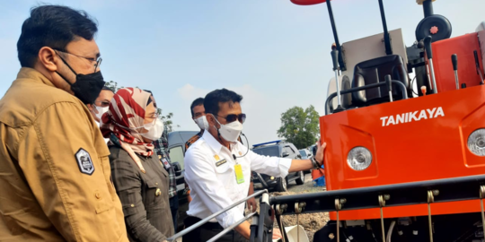 Mentan Serahkan Bantuan Alsintan di Indramayu