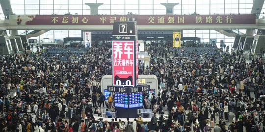 Padatnya Stasiun Kereta di China Jelang Libur Panjang Hari Buruh