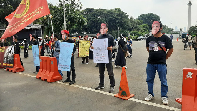 demo buruh di patung kuda