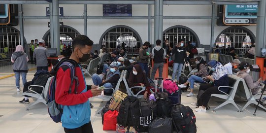 Kepadatan Stasiun Pasar Senen Jelang Larangan Mudik Lebaran