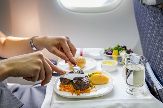 ilustrasi makanan di pesawat