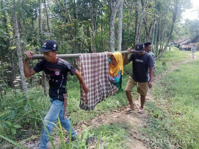 ibu hamil di pandeglang ditandu 4 km ke puskesmas sempat jatuh dan bayi meninggal