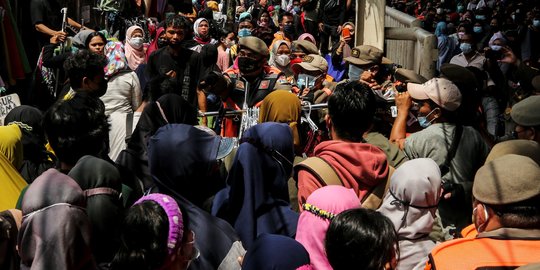 Aparat Gabungan Tertibkan Pedagang Pasar Tanah Abang