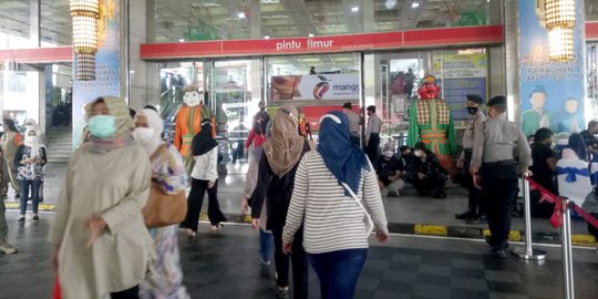 Pasar Tanah Abang Kembali Ramai Pengunjung, Pintu Masuk Dikurangi