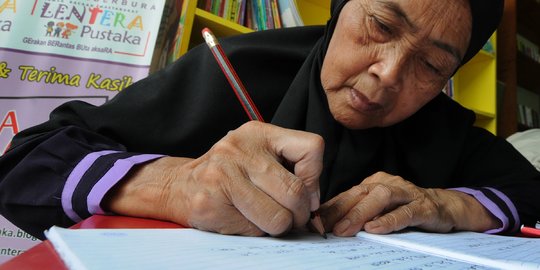Semangat Ibu-Ibu Berantas Buta Aksara di Hari Pendidikan Nasional