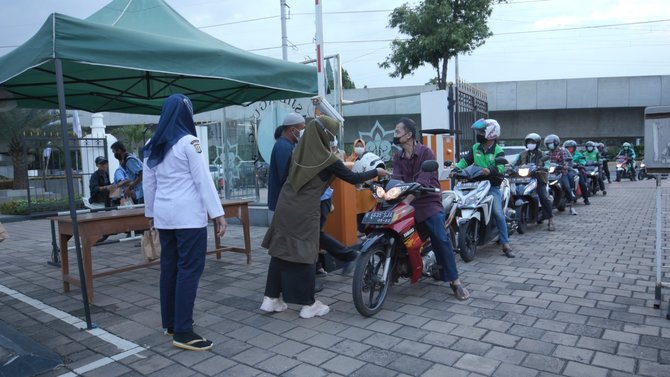 pembagian takjil di masjid al azhar