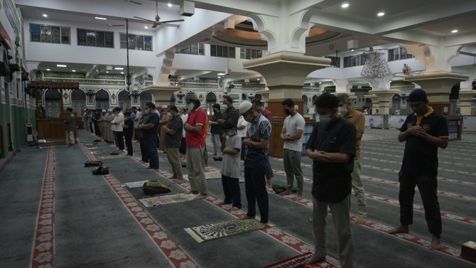 pembagian takjil di masjid al azhar