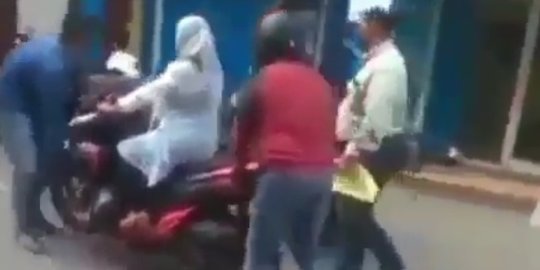 Viral Video Emak-emak Masih Duduk di Atas Motor Diangkut Tiga Pria