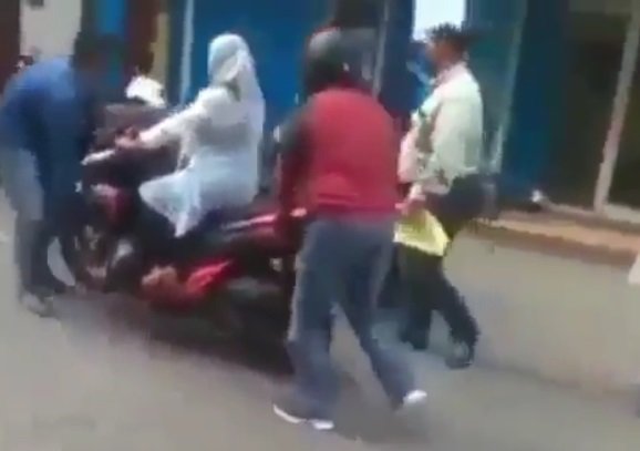 viral video emak emak masih duduk di atas motor diangkut tiga pria