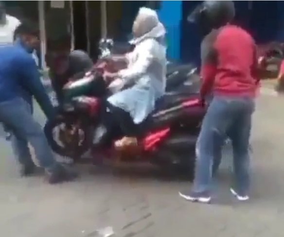 viral video emak emak masih duduk di atas motor diangkut tiga pria